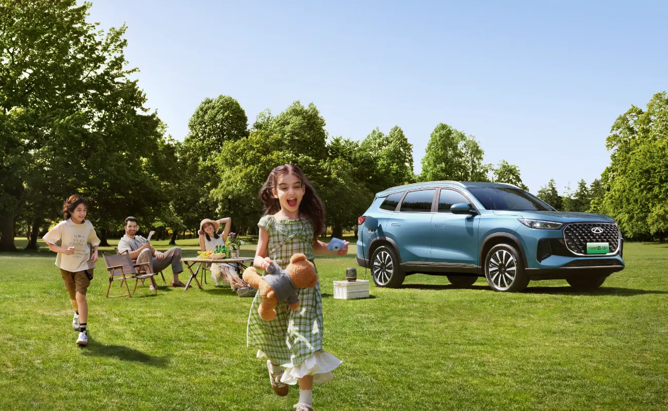 tiggo 8 CSH PHEV - Natura si copii alergand - Blue/Green | Chery Romania